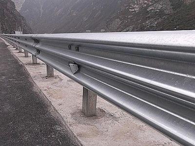南充路側(cè)護(hù)欄板